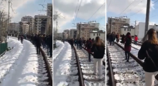 Marmaray'da Arıza: Yolcular Raylarda Yürümek Zorunda Kaldı