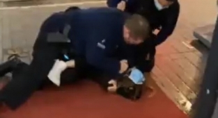 Maske Takmayan Kadına Polis Şiddeti