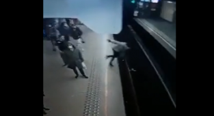 Metroda Raylara İtilen Kadın, Makinistin Dikkatiyle Kurtuldu