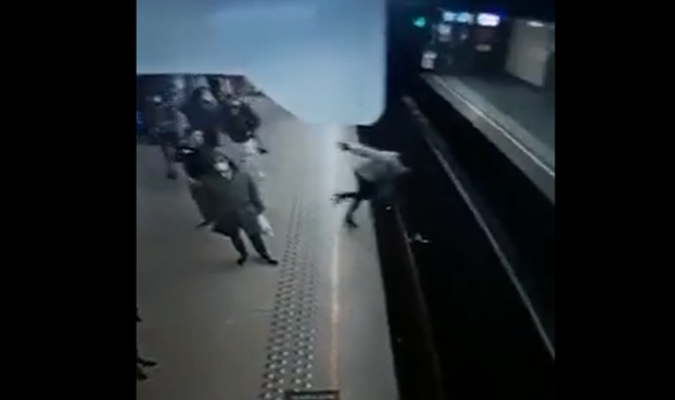 Metroda Raylara İtilen Kadın, Makinistin Dikkatiyle Kurtuldu