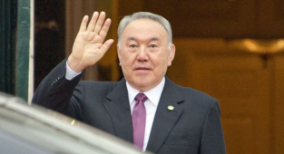 Nazarbayev'in Damatları İstifa Etti