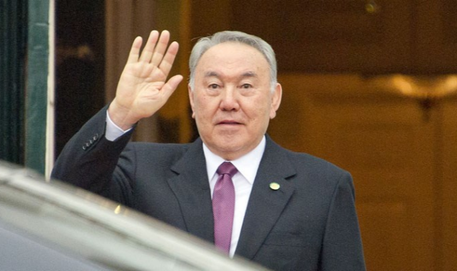 Nazarbayev'in Damatları İstifa Etti