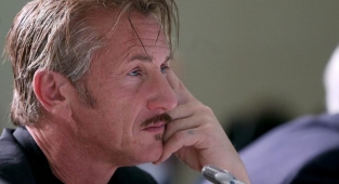 Sean Penn: Erkeklerin Kot Pantolonu Bırakıp Etek Giymelerine Korkaklık Geni Sebep Oluyor