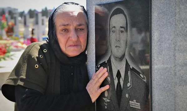 Şehit Azerbaycan Generalinin Annesi: Oğlumu Öldürtüp Göreve Geldi
