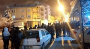 'Siz Bilmezsiniz Yeğenim': Halk Kar Altında Yağ ve Ekmek Kuyruğuna Girdi