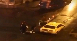 Taksiden İndirdiği Kadını Yerde Sürükledi