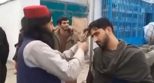 Taliban'dan Sokak Ortasında Döve Döve Saç Tıraşı