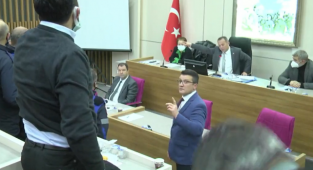 Tanju Özcan AKP'li Meclis Üyesini Zabıta İle Dışarı Attırdı