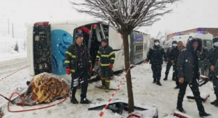 Yolcu Otobüsü Devrildi: 1 Ölü, Çok Sayıda Yaralı