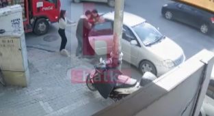 2 Özel Harekat Polisi Yaşlı Bir Adamı Kaçırmaya Çalışıp Dövdü ve Telefonunu Gasp Etti