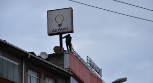 AKP İl Binasının Tepesinden Atlayıp İntihar Etmek İsteyen Vatandaş Erdoğan'a Hakaret Edince Gözaltına Alındı