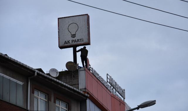 AKP İl Binasının Tepesinden Atlayıp İntihar Etmek İsteyen Vatandaş Erdoğan'a Hakaret Edince Gözaltına Alındı