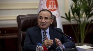AKP'li Adalet Bakanı Bozdağ: Vekillerin Telefonunu Açmayan Bürokratı Görevden Alırım