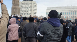 Almatı'da 'Kanlı Ocak' Mitingi: Tokayev Defol, Tüm Ülke Senden Nefret Ediyor