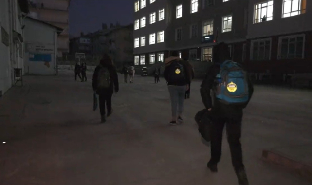 Ankara Büyükşehir Belediyesi Sabit Saat Uygulamasına Karşı 'Reflektörlü Çanta Çıkartması' Dağıttı