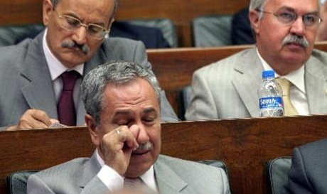 Arınç, FETÖ'den Tutukluyken Ölen Nusret Ağabeyine Ağıt Yaktı
