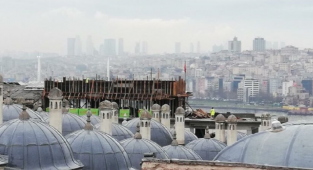 Bilal'in 'İlim Yayma'sı, Süleymaniye'nin Önünde İnşaat Yapıyor