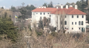 Birleşik Krallık'ın Ankara Büyükelçiliğinde Ukrayna Bayrağı