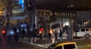 Bursa'da Bir Servis Minibüsü Mobilyacıya Daldı