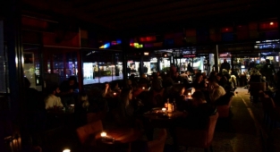 Bursa'da Kafe ve Barlar Elektrik Zammını Işıkları Söndürerek Protesto Etti