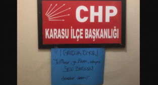CHP İlçe Başkanlığında Aynı Pankart: Ya Mansur Ya Ekrem, Adayımız Değilsin Demokrat Dedem