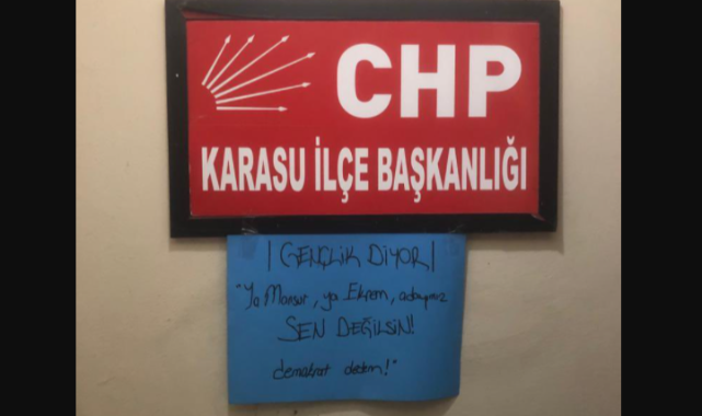 CHP İlçe Başkanlığında Aynı Pankart: Ya Mansur Ya Ekrem, Adayımız Değilsin Demokrat Dedem