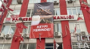 CHP'nin 'Saray Sosyetesinin Keyfi Yerinde' Afişi Cumhurbaşkanı'na Hakaret Sayıldı