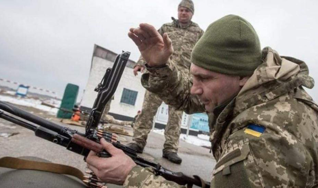 Dünya Şampiyonu Boksör Kliçko Kardeşler Ukrayna'yı Korumak İçin Silahlandı