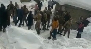 Hakkari'de Kaçak Elektrik İçin Sayaç Taramasına Gelen VEDAŞ Ekiplerine Köylüler Saldırdı