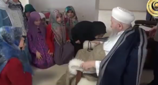 İsmailağa Şeyhi'nin Eli Kız Çocukları Öpmesin Diye Örtüldü