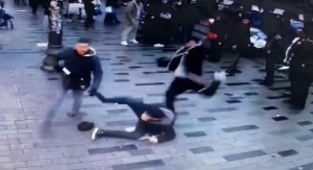 İstiklal'de Seyyar Satıcılar Parfüm Almak İstemeyen Arap Turistin Kafasında Parfüm Şişesi Parçaladı