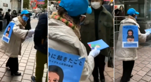 Japon Bir Kadın Uygur Soykırımıyla İlgili Broşür Dağıttı