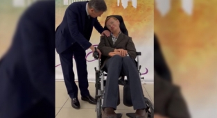 Melih Gökçek, Stephen Hawking'in Balmumu Heykeli İle Sohbet Etti