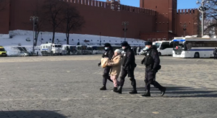 Moskova'da 'Savaşa Hayır' Yazılı Bir Çantayla Gezen Yaşlı Kadın Gözaltına Alındı
