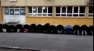 Mürteciler, Akit'in Hedef Gösterdiği Atatürk Lisesi'nin Bahçesinde Namaz Kıldılar