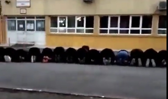 Mürteciler, Akit'in Hedef Gösterdiği Atatürk Lisesi'nin Bahçesinde Namaz Kıldılar