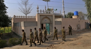 Pakistan'da Cami Görevlisinin Kuran Yakmakla Suçladığı Adam Taşlanarak Öldürüldü