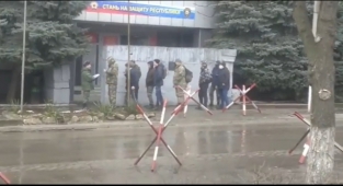 Rus İşgalciler Lugansk'ta Yaşayan Erkekleri Silah Altına Alıyor