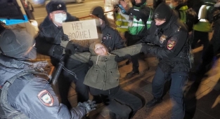 Rusya'da Savaş Karşıtı Gösterilere Sert Polis Müdahalesi