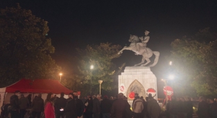Samsunlular Saldırıya Uğrayan Atatürk Heykelinden Ayrılmıyor