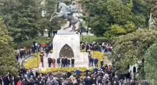Samsunlular Saldırıya Uğrayan Atatürk Heykelini Tavaf Etti