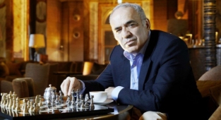 Satranç Ustası Kasparov: Putin'in Savaş Makinesini İflas Ettirin