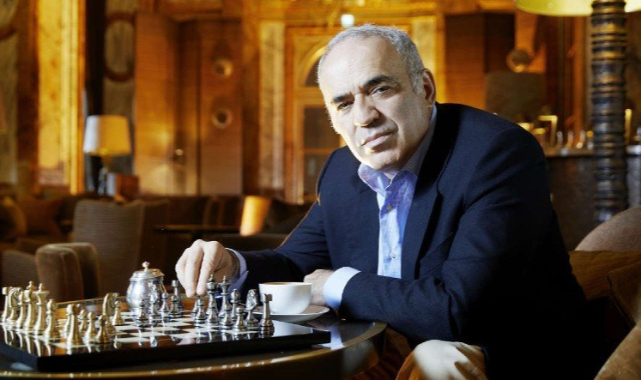 Satranç Ustası Kasparov: Putin'in Savaş Makinesini İflas Ettirin