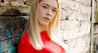 Çok Konuşulacak Reklam: Porno Yıldızı Anny Aurora'dan Testis Kanseri Kontrolü