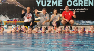 Sutopu Federasyonu Kadınları Mayolu Göstermemek İçin Havuzda Poz Verdirdi