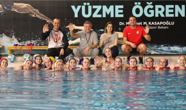 Sutopu Federasyonu Kadınları Mayolu Göstermemek İçin Havuzda Poz Verdirdi