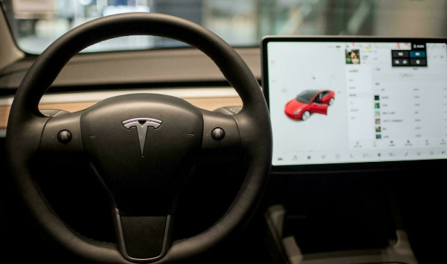 Tesla 579 Bin Aracı Geri Çağırdı
