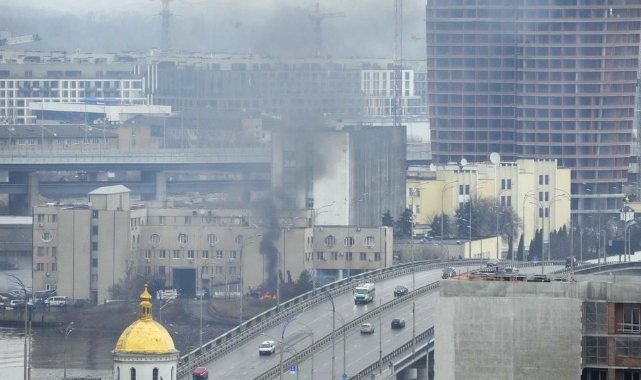 Ukrayna İçişleri Bakanı: Kiev'deki Sivillere 10 Bin Tüfek Dağıtıldı