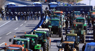 Yunanistan'da Enerji Protestosu: Çiftçiler Kapattıkları Yola Sütlerini Döktü