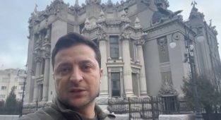 Zelensky Rus Dezenformasyonuna Karşı Video Yayımladı: Silahımı Bırakmayacağım